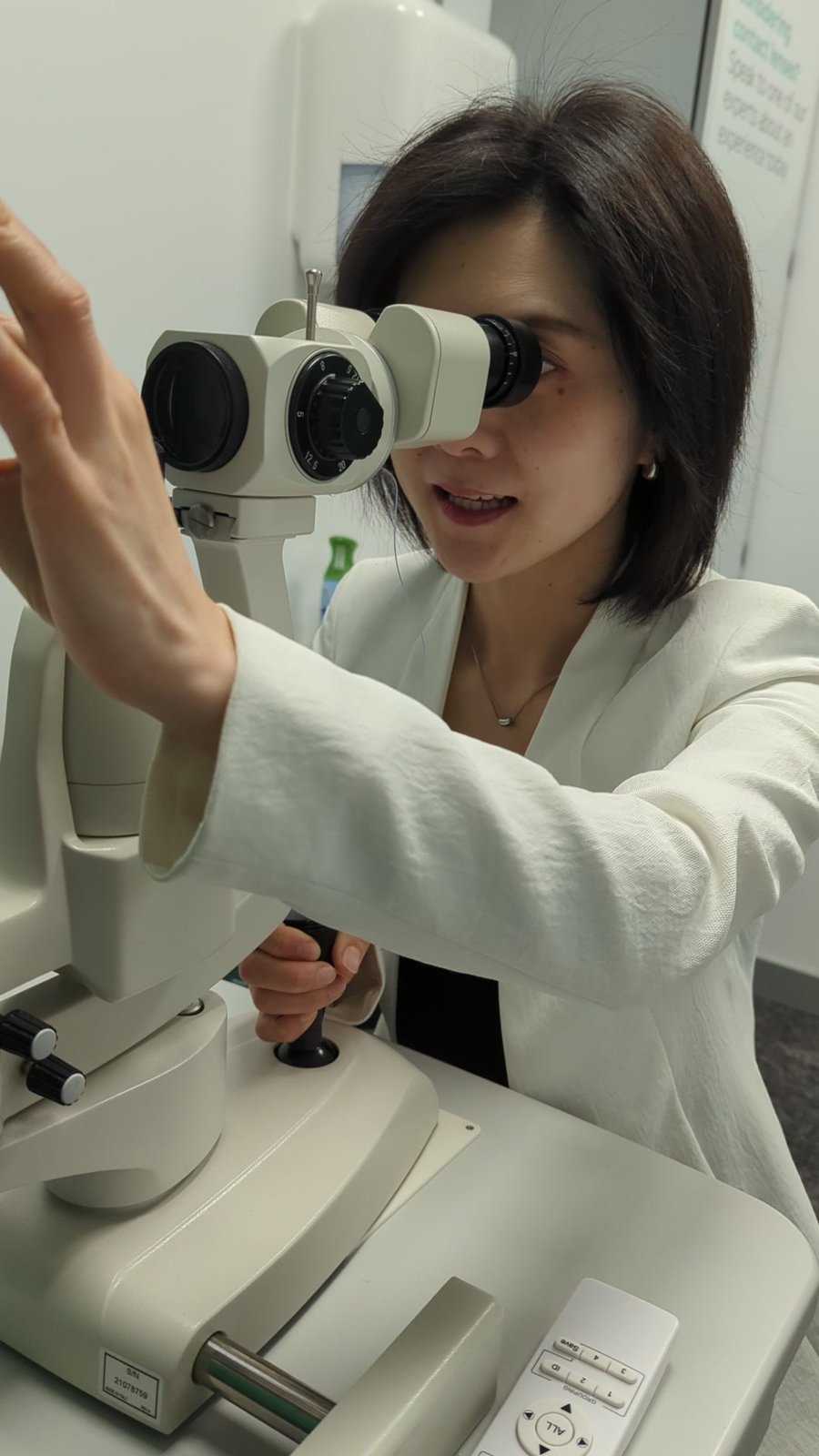 林医生 Dr. Laura Lin 在 Guildford Eye Clinic 进行临床眼科检查。