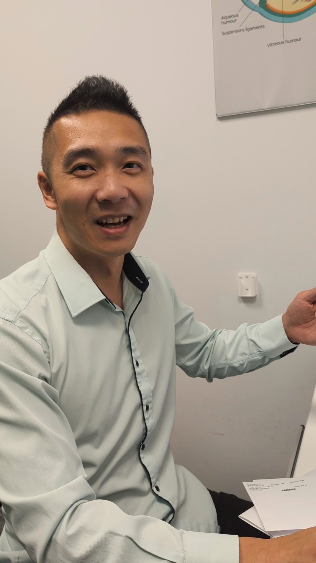 薛医生与患者一起审阅OCT视网膜扫描